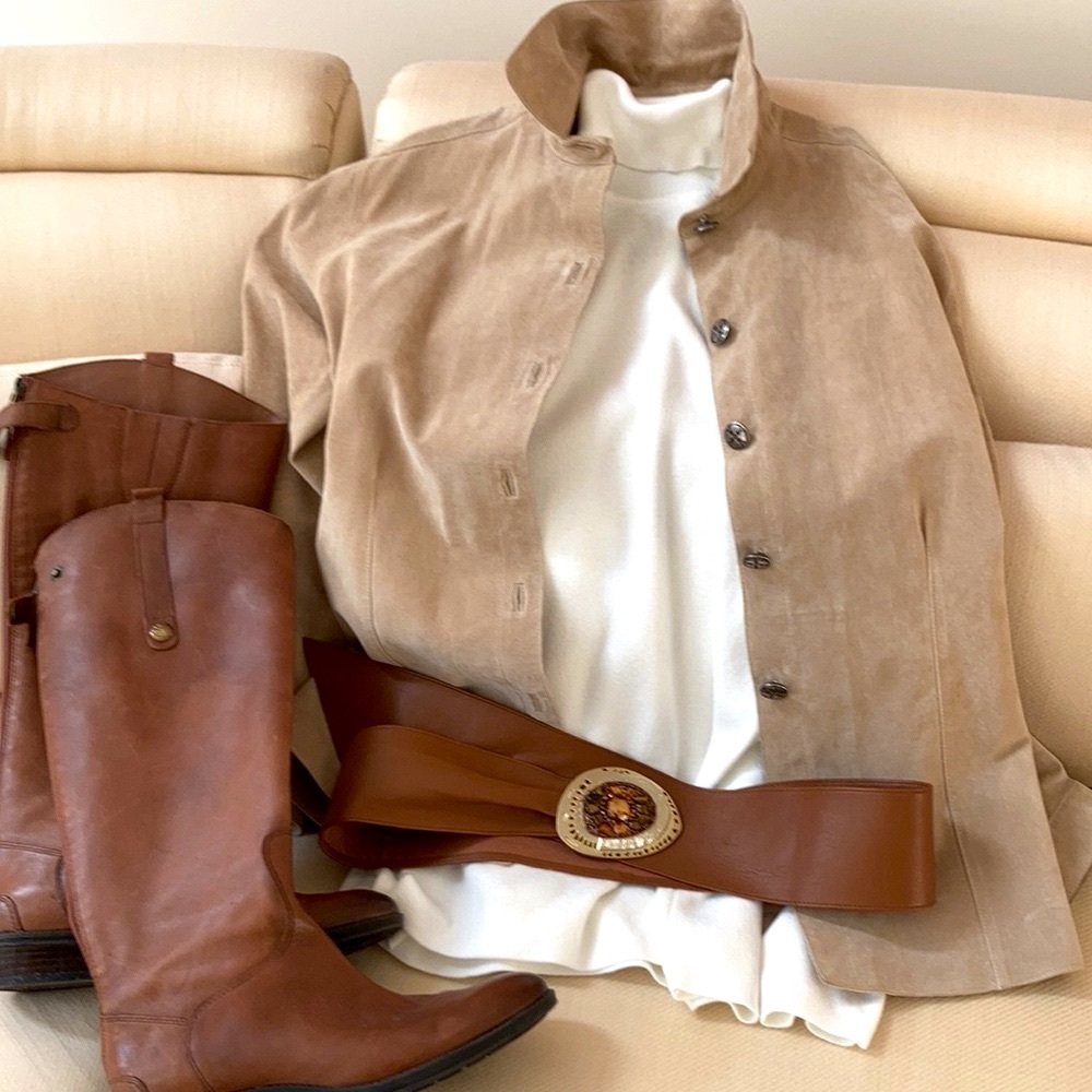 Versatile Camel Suede Jacket - image 3